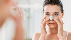 Femme avec une patch sur le nez permettant d'enlever les points noirs