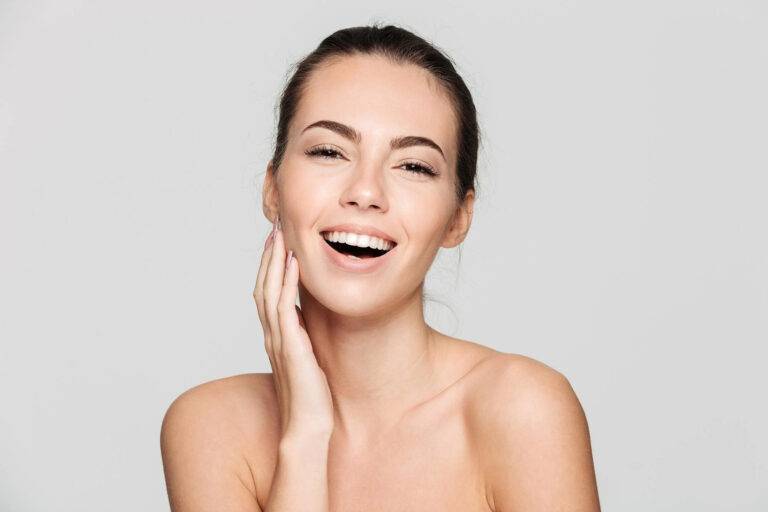 femme souriante à la peau clair