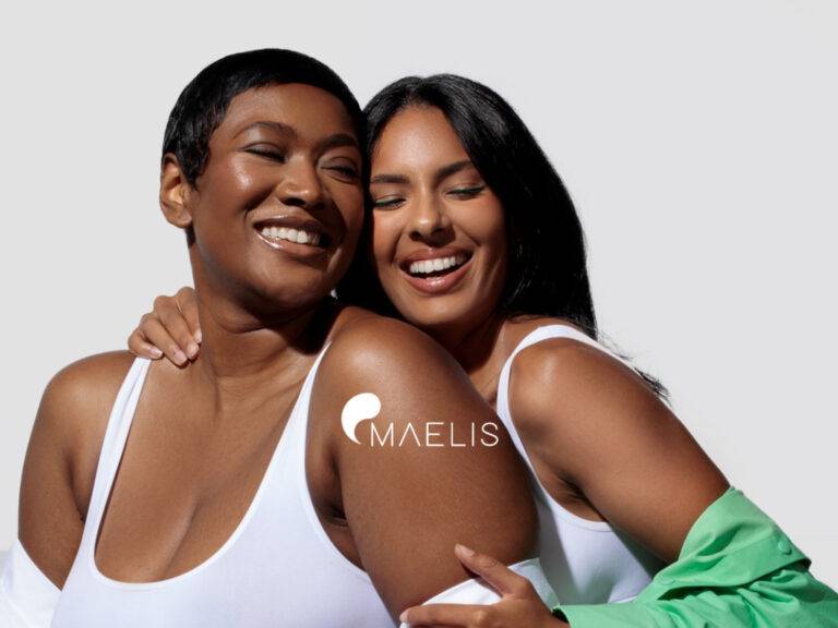 Femmes de carnation matte et foncée souriante et confiante après une épilation laser définitive dans un centre laser