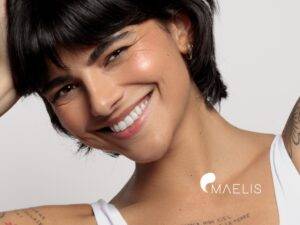 Femme affichant un large sourire chez Maelis centre laser