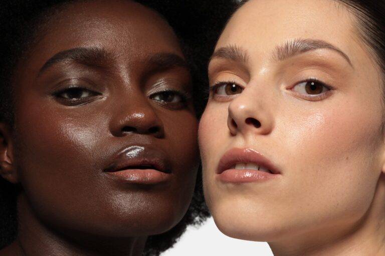 Deux femmes à la peau parfaite illustrant la diversité et les résultats des soins esthétiques