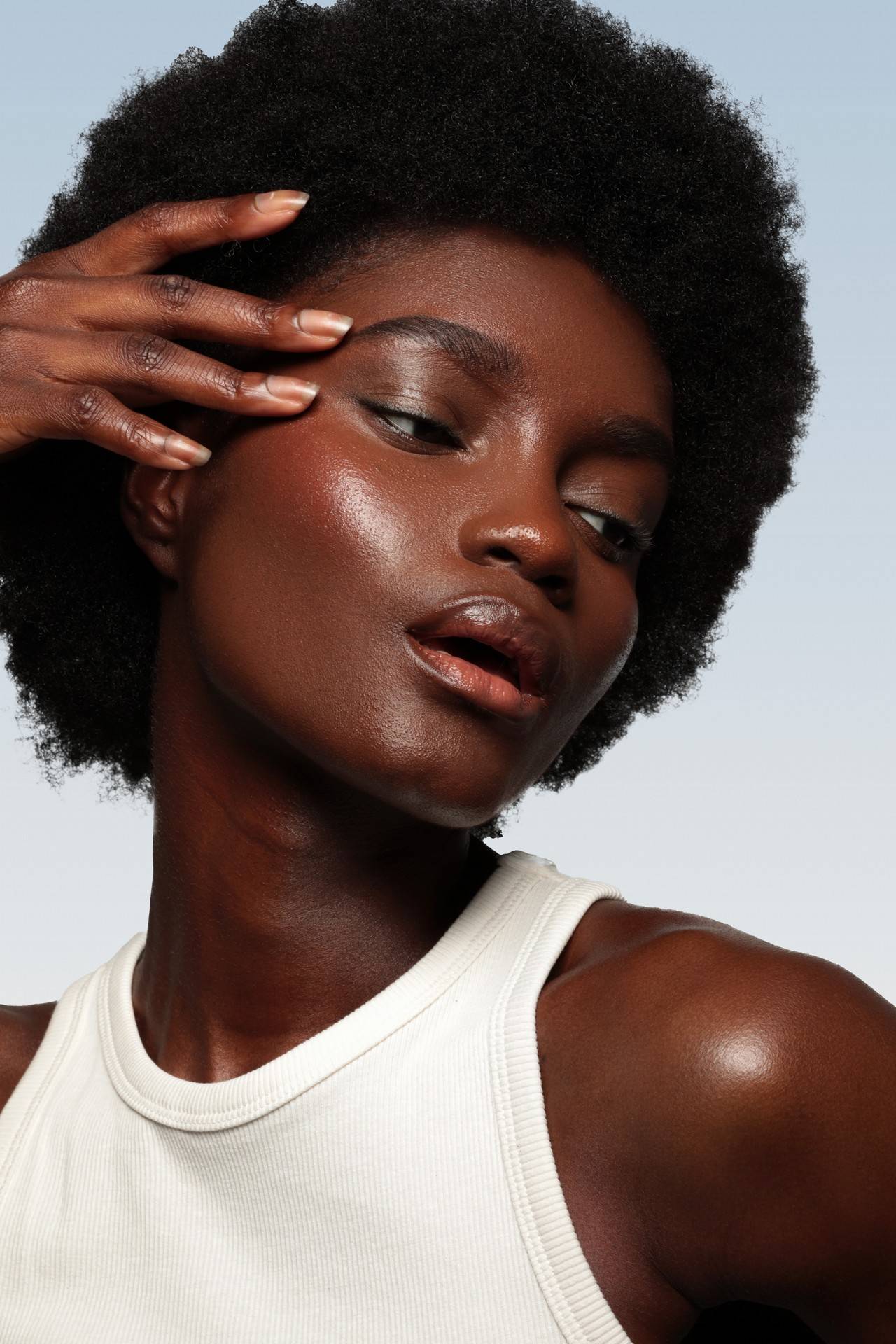 Femme noire à la peau éclatante grâce à un soin hydrafacial