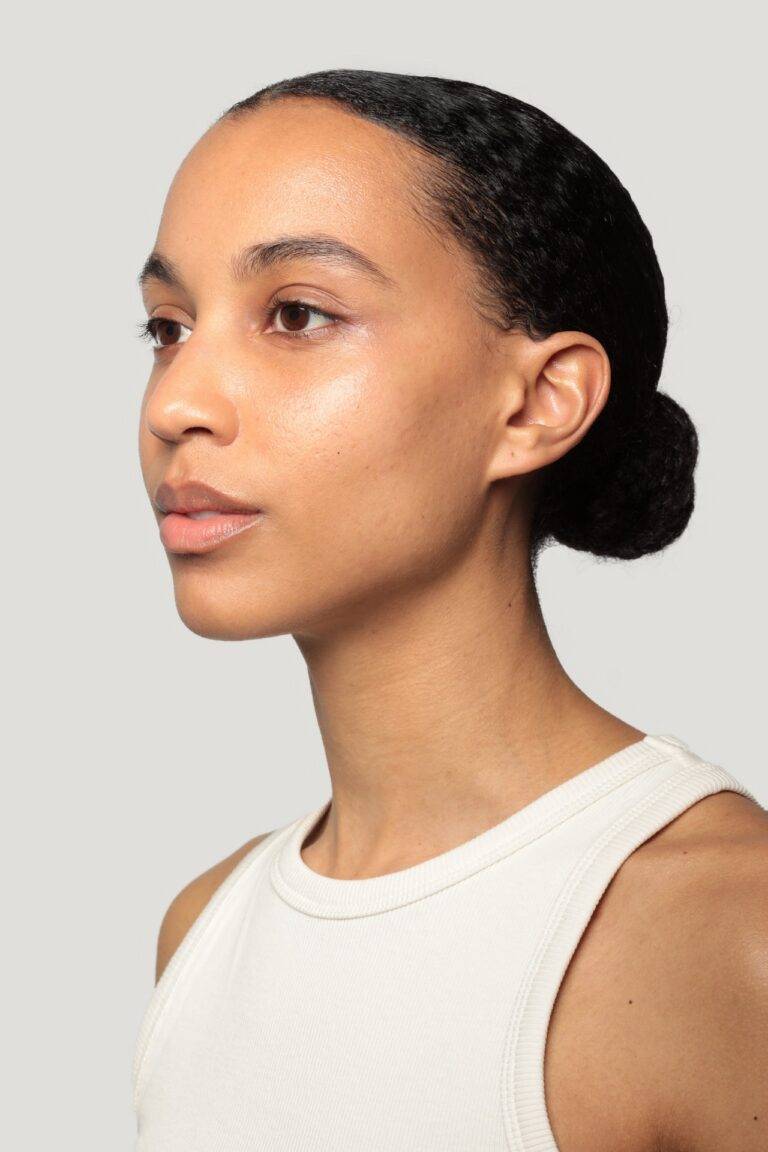 Résultat après un soin Hydrafacial éclat avec une peau lumineuse et teint uniforme