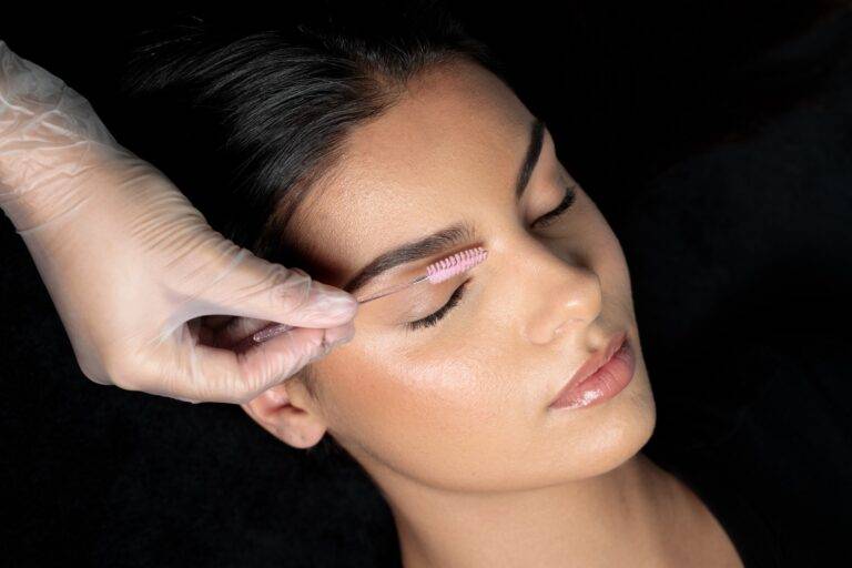 Mise en forme des sourcils pour micropigmentation dans un centre Maelis