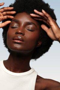 Femme noire à la peau éclatante après un soin Hydrafacial dans un centre Maelis