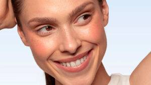Femme arborant un grand sourire