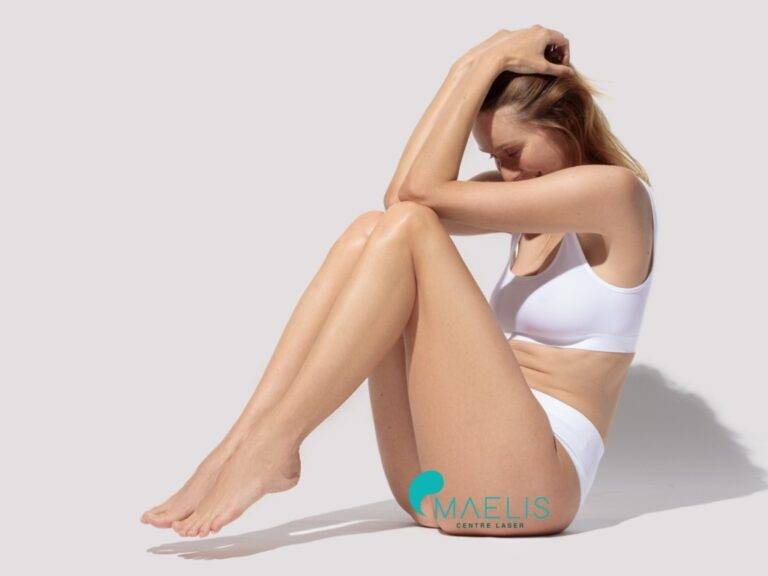 Femme de carnation clair habillée en blanc avec des jambes parfaitement épilée au laser définitif chez maelis