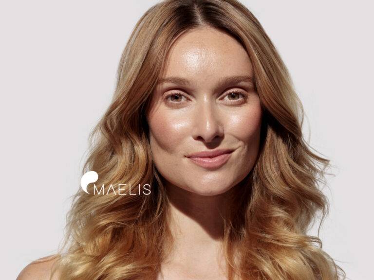 Femme à la peau clair souriante