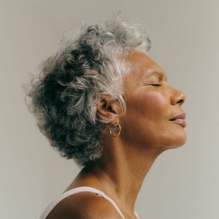 Femme mature aux cheveux gris de profil