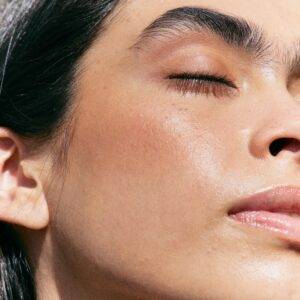 Visage féminin au soleil